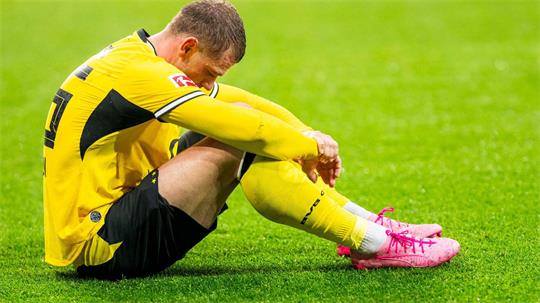 BVB-Profi Julian Ryerson saß nach dem nächsten Rückschlag enttäuscht auf dem Rasen.