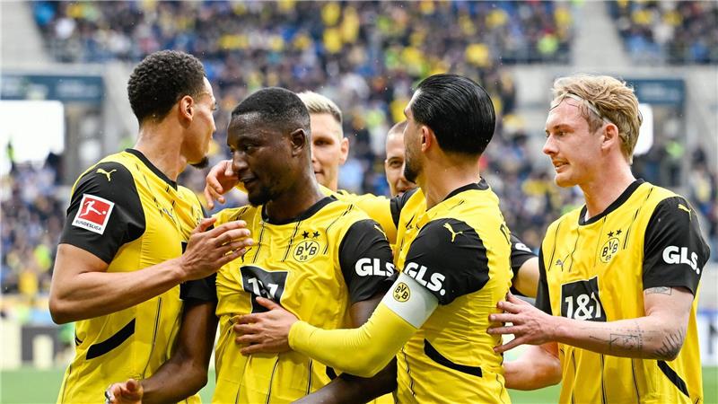 Dortmund schlampt und siegt doch noch in Hoffenheim BVB-Profis gratulieren Serhou Guirassy.