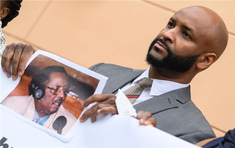 Urteil gegen Ex-Soldaten aus Gambia erwartet Baba Hydara, Sohn des getöteten gambischen Journalisten Deyda Hydara, steht mit einem Foto seines Vaters vor dem Oberlandesgericht Celle.