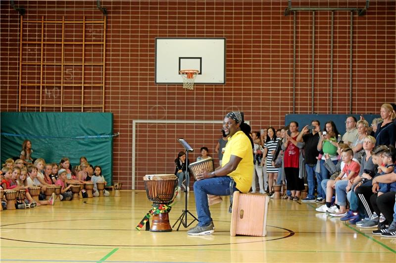 Baba verbreitet „Trommelzauber“.