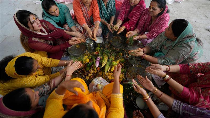 Bilder des Tages Bacch Dua Fest in Indien: Frauen beten bei einem hinduistischen Ritual für ein langes Leben ihrer Söhne.