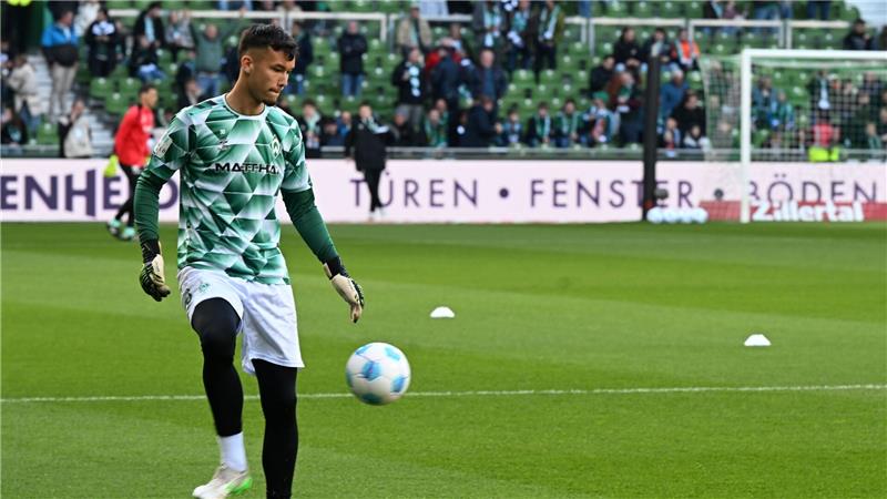 Werder-Trainer Steffen will Torwart-Konkurrenzkampf Backhaus verlängerte gerade seinen Vertrag.
