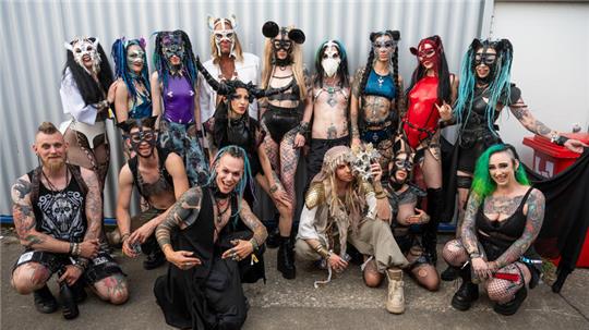 Backstage bei der traditionellen Gothic-Fashion-Show.