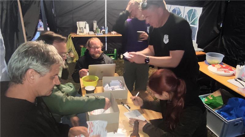 Backstage werden die Stimmen des Publikums ausgezählt. Insgesamt geben 60 Besucher ihre Stimmen ab.