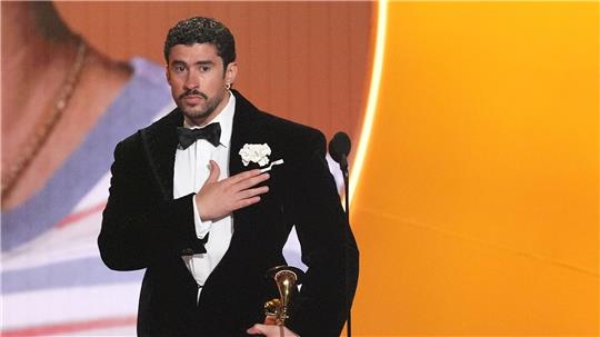 Bad Bunny nimmt den Preis für das Album des Jahres entgegen.