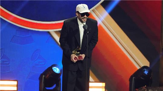 Bad Bunny nimmt den Preis für das beste Urban Music Album während der 2025 Latin Grammys entgegen. (Archivbild)