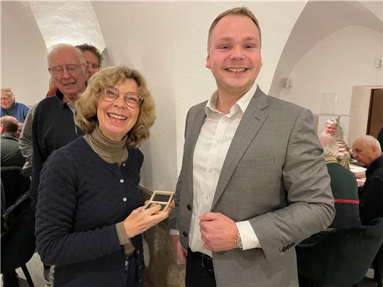 Bad Gandersheims Bürgermeister Niklas Kielhorn (SPD) nach seiner gewonnenen Wahl Anfang Dezember mit seiner Amtsvorgängerin Franziska Schwarz.