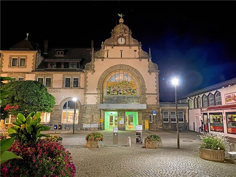 Bahnhof: Es ist Licht am Horizont Bad Harzburg hat einen schönen Bahnhof – wobei das Gebäude bei Licht betrachtet arg sanierungsbedürftig ist. Deshalb werden nun große Hoffnungen in die Pläne der neuen Eigentümer-Gesellschaft gesetzt, die sich aber mit Details zurückhält. Foto: Schlegel