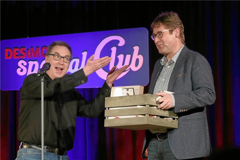 Bad Harzburg mag ihn offenkundig: Detlef Simon (r.) ist vom Publikum zum Liebling des Jahres 2022 gewählt. Kulturklub-Vorsitzender Detlef Linke überreicht den Preis. Foto: H. Weber