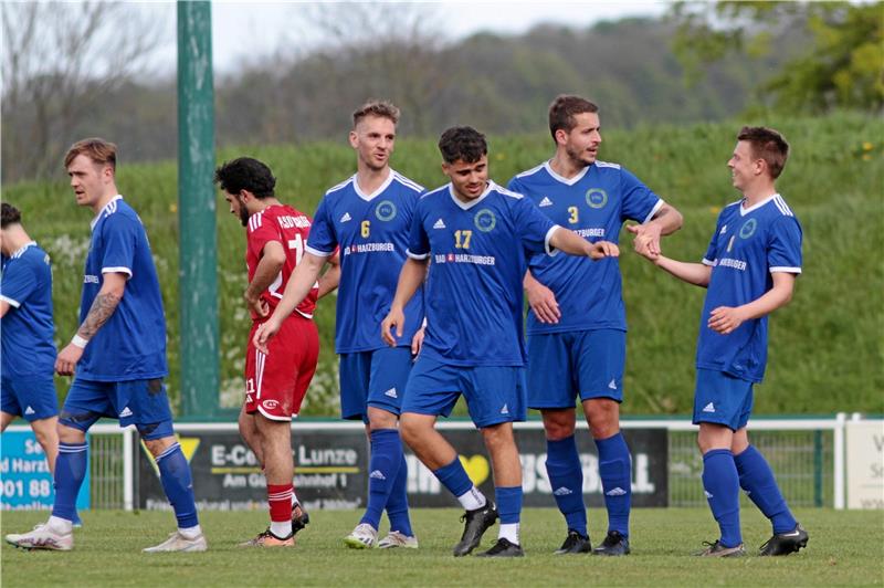Nur TSG Bad Harzburg darf jubeln Bad Harzburger Jubelkette: Christian Schubert erhält die Glückwünsche nach seinem Treffer zum 3:0 gegen den KSV Vahdet Salzgitter von Arne Düber, Filipe Almeida und Julian Ahrens (v. r.). Foto: Gietemann