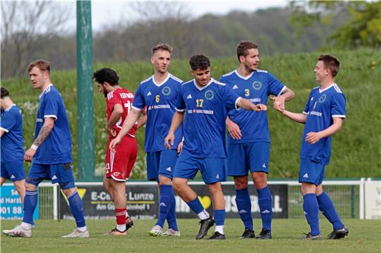 Bad Harzburger Jubelkette: Christian Schubert erhält die Glückwünsche nach seinem Treffer zum 3:0 gegen den KSV Vahdet Salzgitter von Arne Düber, Filipe Almeida und Julian Ahrens (v. r.). Foto: Gietemann
