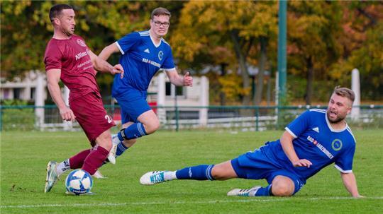 Bad Harzburgs Bjarne-Lukas Brendel (r.) stemmt sich am Ende vergeblich gegen Harlingerodes Can-Senol Hermerding. Der SC 18 gewinnt mit 5:2. Foto: Drechsler