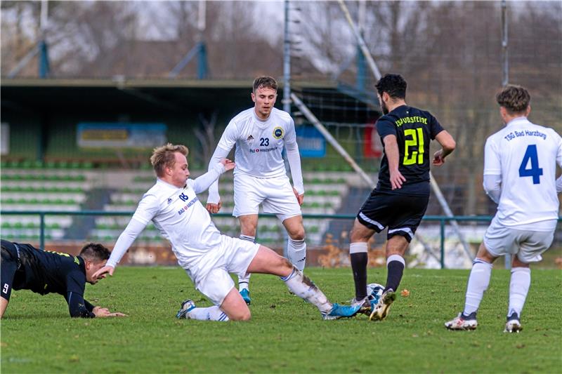 TSG Bad Harzburg gegen Spitzenreiter Vorsfelde nur Sparringspartner Bad Harzburgs Brian-Joshua Bothe kommt mit seinem Tackling gegen Vorsfeldes Mohamed Dallali zu spät, Timo Schwanecke beobachtet die Situation. Foto: Drechsler