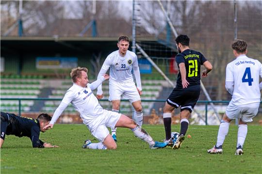 Bad Harzburgs Brian-Joshua Bothe kommt mit seinem Tackling gegen Vorsfeldes Mohamed Dallali zu spät, Timo Schwanecke beobachtet die Situation. Foto: Drechsler