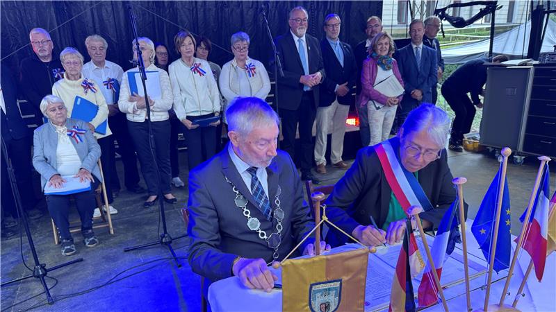 Lichterfest: Bad Harzburg besiegelt Partnerschaft mit Jarville Bad Harzburgs Bürgermeister Ralf Abrahms und seine französische Amtskollegin aus Jarville-la-Malgrange, Anne Wucher, unterzeichnen die Partnerschaftsurkunde.