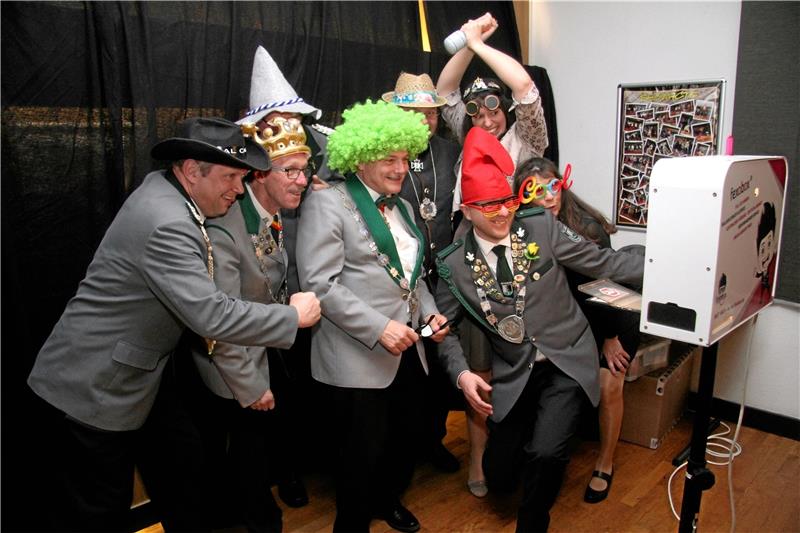 Bad Harzburgs Schützenvogt Thomas Stuhlpfarrer (Mitte) schießt mit seinen Gästen fröhliche Erinnerungsbilder. Die Brillen und Kopfbedeckungen gehören natürlich nicht zur typischen Schützentracht… Fotos: Privat