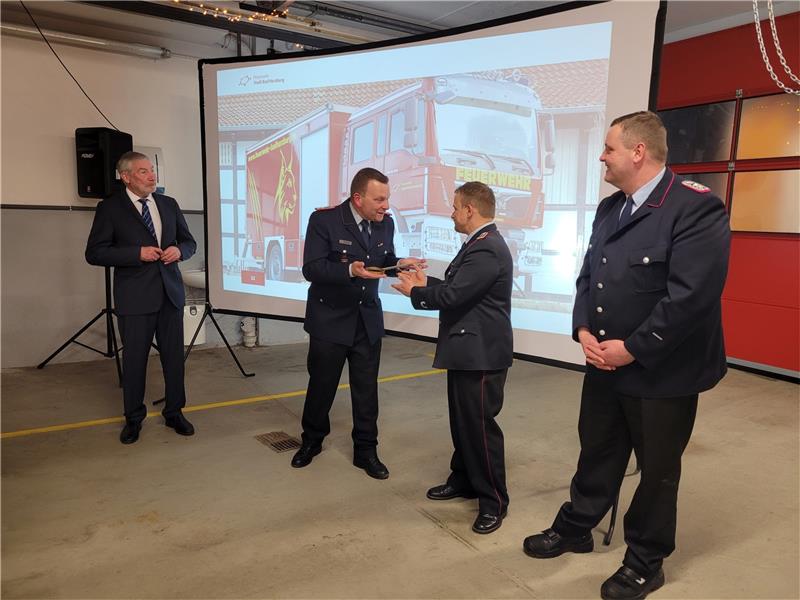 Feuerwehr: Bad Harzburger sauer über Kritik aus Goslar Bad Harzburgs stellvertretender Stadtbrandmeister Marcus Saß (2.vl.) reicht den symbolischen Schlüssel für den GW-L2 an Ortsbrandmeister Patrick Maibaum weiter. Links Bad Harzburgs Bürgermeister Ralf Abrahms, rechts der stellvertretende Ortsbrandmeister Florian Lyga.