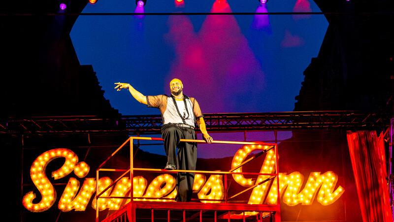 „Und der Haifisch, der hat Zähne ...“ Bad Hersfelder Festspiele: Simon Zigah brilliert in der Dreigroschenoper als Mackie Messer.