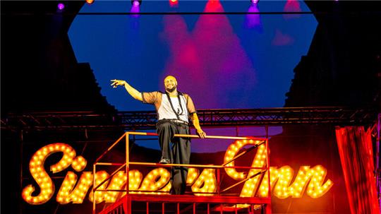 Bad Hersfelder Festspiele: Simon Zigah brilliert in der Dreigroschenoper als Mackie Messer.