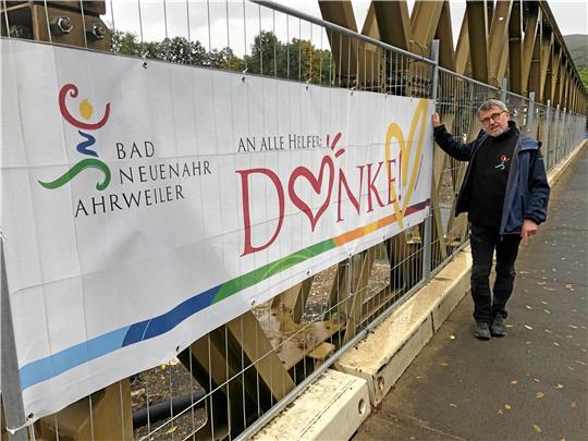 Bad Neuenahr-Ahrweiler sagt „Danke“ an alle Helfer und Spender. Damit will die Stadt sichtbare Zeichen setzen, erklärt Stadtsprecher Karl Walkenbach. Auch an vielen Häusern und Geschäften bedanken sich Menschen mit Transparenten und Plakaten für die Unterstützung.
