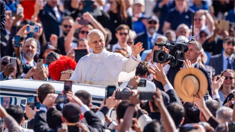 Papst Leo nutzt Amtseinführung zu Kapitalismus-Kritik Bad in der Menge: Papst Leo.