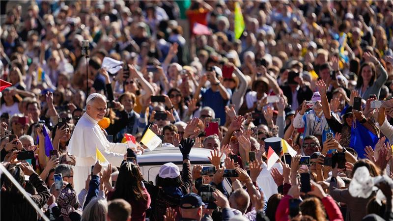 Bilder des Tages Bad in der Menge: Papst Leo XIV. kommt auf den Petersplatz im Vatikan, um sich mit den Teilnehmern des Katechetenjubiläums zu treffen.