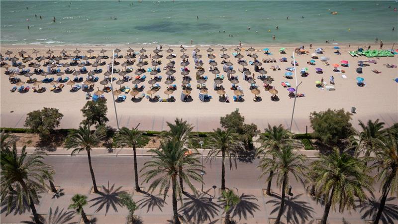 Bilder des Tages Badegäste am Strand von Arenal auf Mallorca an einem warmen Sommertag.