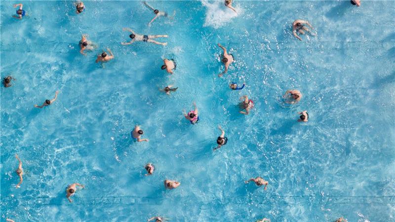 Badegäste genießen die Abkühlung in einem Freibad in Sachsen. 