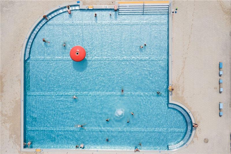 Start der Freibadsaison: Maues Wetter und Bademeister-Mangel Badegäste im Dresdener Stauseebad Cossebaude.