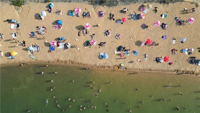 Bilder des Tages Badegäste liegen am Strand am Rather See in Köln (Luftaufnahmen mit einer Drohne).