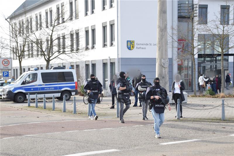 Baden-Württemberg, St. Leon-Rot: Spezialeinsatzkräfte der Polizei sind an einer Schule im Einsatz. Bei einer Gewalttat in der Schule ist nach Angaben der Polizei eine Frau schwer verletzt worden. Bei Die Schülerinnen und Schüler seien von der Einrichtung evakuiert worden und würden an einer Sammelstelle betreut, teilte die Polizei am Donnerstagvormittag mit. Foto: René Priebe/dpa