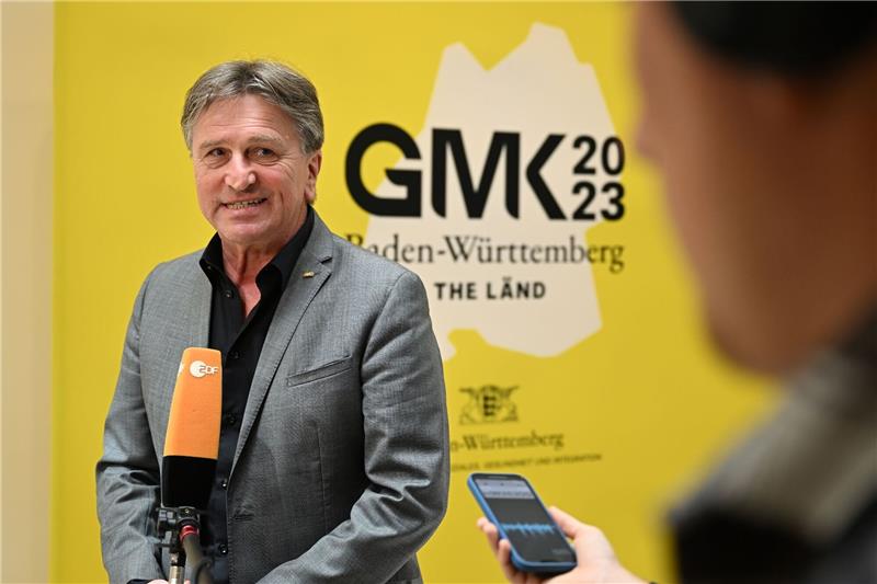 Lucha zur Klinikreform: „Leistungen werden nicht wegfallen” Baden-Württembergs Gesundheitsminister Manne Lucha gibt zum Auftakt der Gesundheitsministerkonferenz ein Interview.