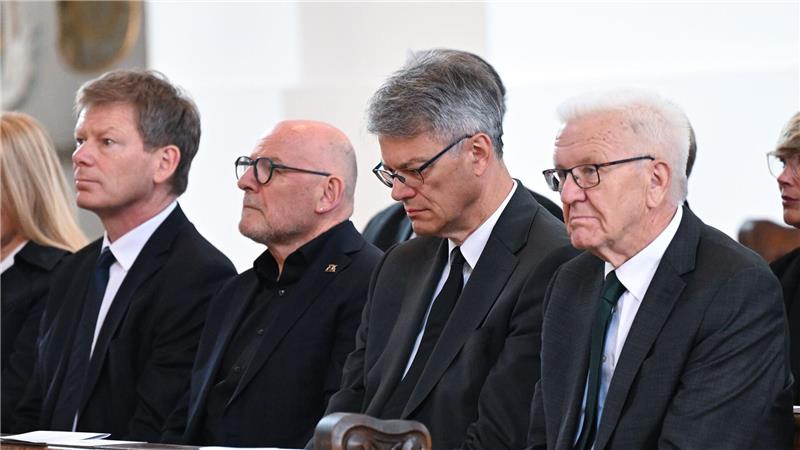 Baden-Württembergs Ministerpräsident Winfried Kretschmann (Grüne) sagte: „Die Bilder des Unglücks haben uns alle fassungslos gemacht.“ 