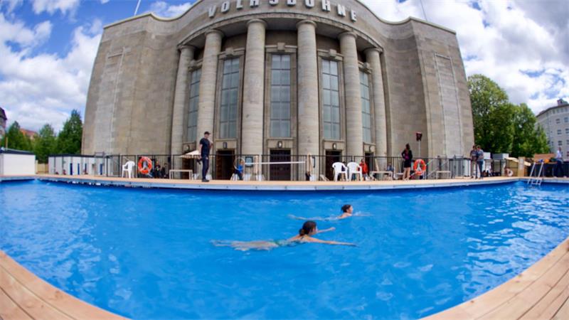Baden vor der Volksbühne: „Volksbad“ eröffnet am Rosa-Luxemburg-Platz