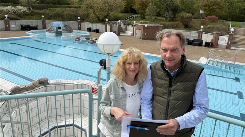 Badleiterin Heidi Fiebig und KTW-Geschäftsführer Christian Klamt stellen die Neuerungen im Silberbornbad vor. Dazu gehört auch eine veränderte Preisgestaltung.