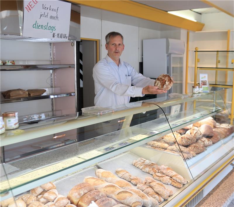 „Harzbrot“ aus Langelsheim: Wertschätzung für das Handwerk Bäckermeister Nils Müller in dem Verkaufsladen in der Langelsheimer Freiheitsstraße. Foto: Neddermeier