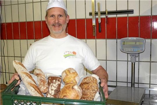 Bäckermeister Nils Müller mit Broten aus der Bio-Backstube. Foto: Privat
