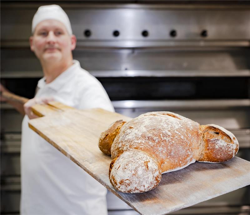„Harzbrot“ verkauft rund 150.000 Brote und Brötchen Bäckermeister Nils Müller von „Harzbrot“ bei der Arbeit.