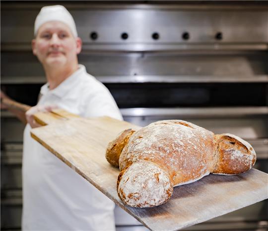 Bäckermeister Nils Müller von „Harzbrot“ bei der Arbeit.
