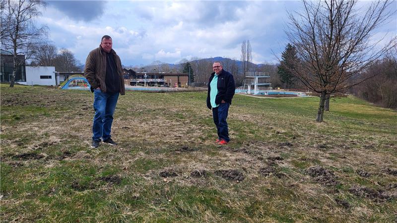 Pläne für Wohnmobilhäfen für die Freibäder Goslar und Vienenburg Bäderchef Sascha Feier (r.) und Aquantic-Technikleiter Meik Erbrecht können sich den Betrieb eines Wohnmobilstellplatzes auf der Freibadfläche vorstellen.