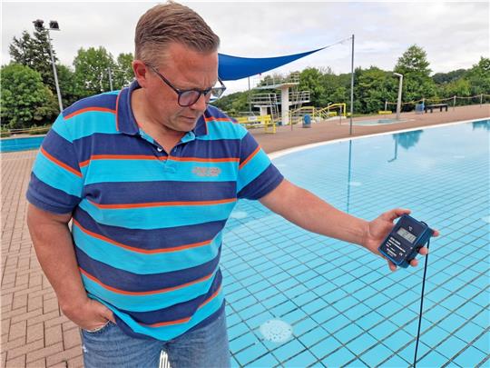 Bäderleiter Sascha Feier misst die Temperatur im Kinderbecken des „Aquantic“ in Goslar .  Foto: Sowa