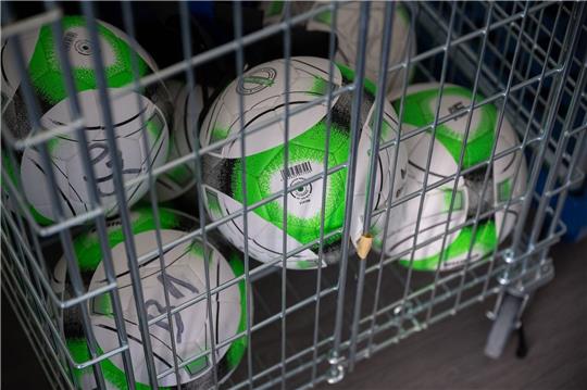 Bälle liegen in einem Gitterkasten bei einem Amateur-Fußballclub.
