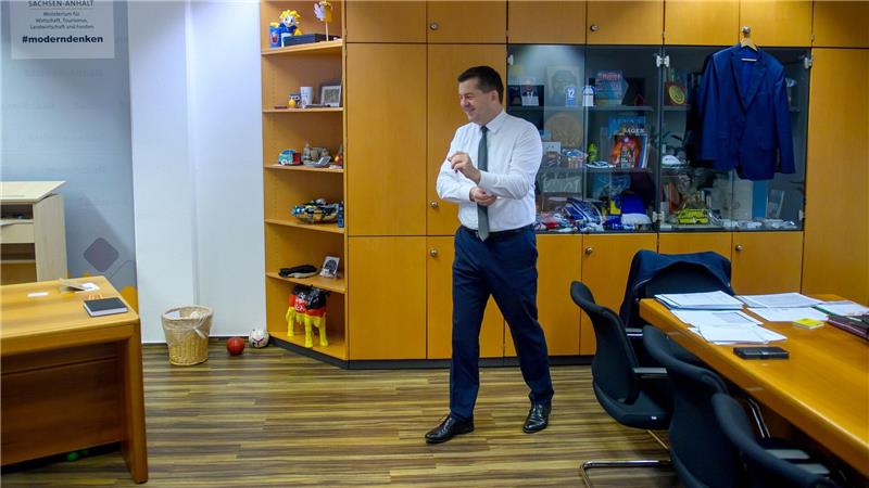 AfD im Nacken - Schulze startet mit Extra-Stimmen ins Amt Bälle neben dem Schreibtisch: Sven Schulze (CDU).