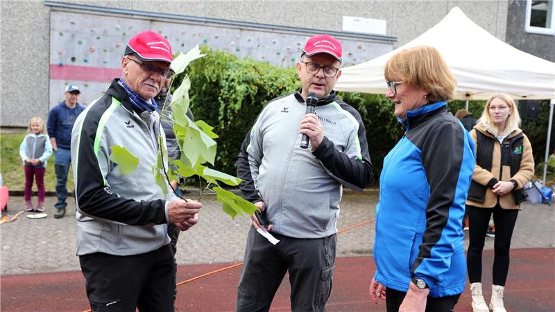 Bärbel Alms nimmt stellvertretend für den MTV Seesen den Sonderpreis entgegen.