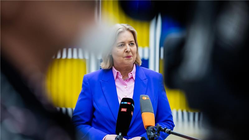 Warum der Mindestlohn 40 Cent unter 15 Euro bleibt Bärbel Bas will den Mindestlohnbeschluss umsetzen.