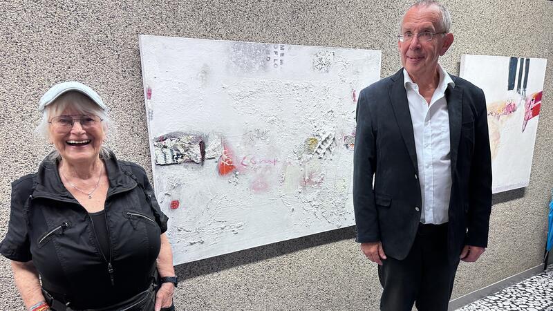 Bärbel Navab-Pour stellt ihre abstrakten Werke bis 27. September in den Fluren der Rathausgalerie aus. Dorthin eingeladen hat sie Galerieleiter Hans Manhart.