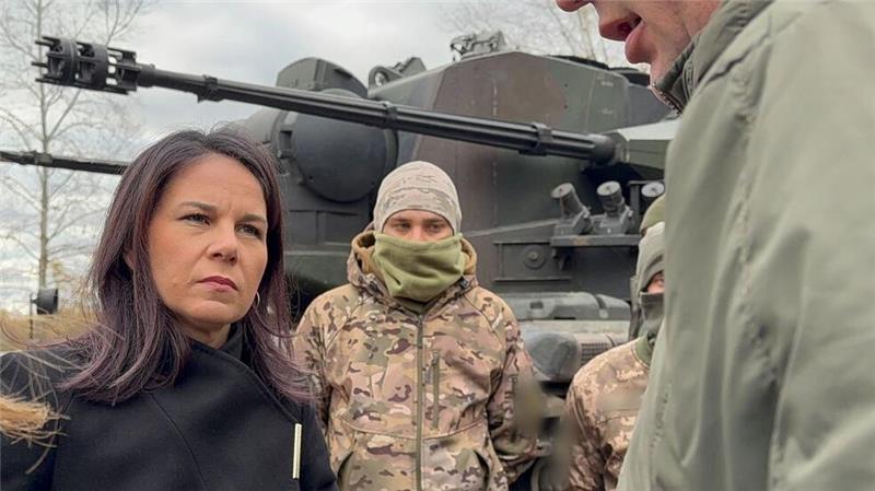Baerbock in Kiew: 200 Millionen Euro Zusatz-Winterhilfe Baerbock informierte sich über den Einsatz der von Deutschland gelieferten Flugabwehrpanzer vom Typ Gepard.