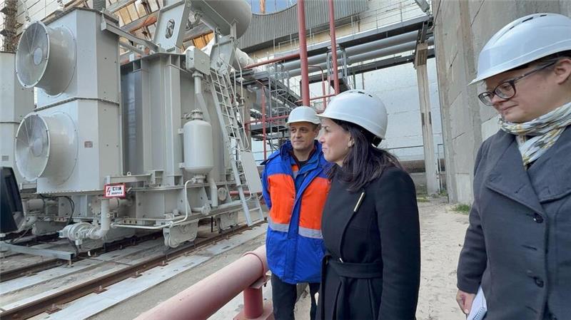 Baerbock in Kiew: 200 Millionen Euro Zusatz-Winterhilfe Baerbock ließ sich eine Energieanlage im Großraum Kiew zeigen, die mehrfach von russischen Raketen getroffen worden war.