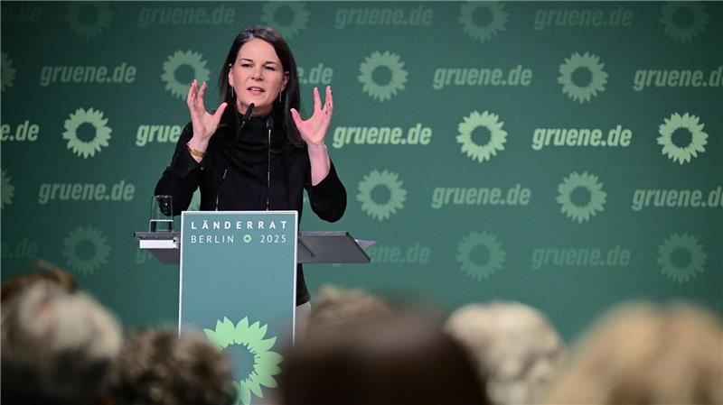 Baerbock meint: Neben Humanität müssen die Grünen auch Härte zeigen im Umgang mit manchen Migranten. 