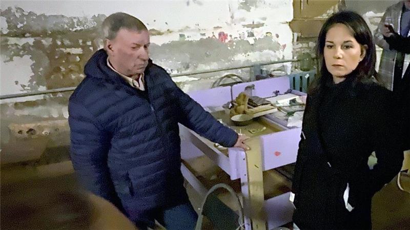 Baerbock fordert von Partnern mehr Unterstützung für Ukraine Baerbock zeigte sich bei ihrem Besuch in Jahidne erschüttert.